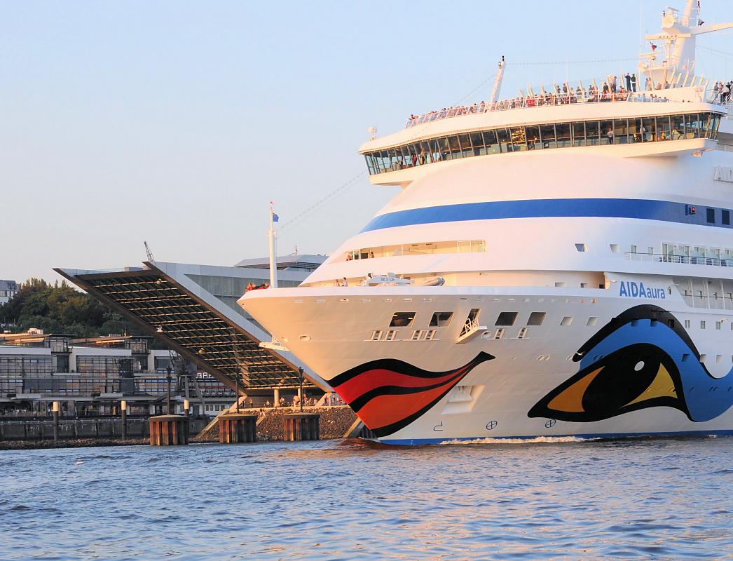 4896 Schiffsbug - Architektur Dockland Neumuehlen | Bilder von Schiffen im Hafen Hamburg und auf der Elbe